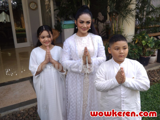 Foto Krisdayanti rayakan Hari Raya Idul Fitri bersama Amora Lemos dan Kellen Lemos