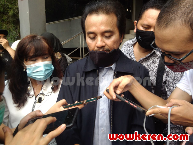 Gambar Foto Roy Suryo di Polda Metro Jaya