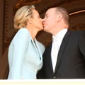Wedding Kiss - Prince Albert II dan Charlene Wittstock