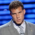 Blake Griffin menerima penghargaan kategori 'Best Breakthrough Athlete' di ESPY Awards 2011