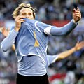 Diego Forlan melakukan selebrasi usai membobol gawang Paraguay