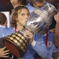 Diego Forlan mencium tropi Copa America 2011