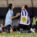 Edinson Cavani dan seorang official Uruguay berdoa bersama setelah menjuarai Copa America 2011