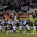 Pemain Uruguay menari bersama merayakan kemenangan di Copa America 2011