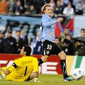 Diego Forlan mencetak gol ke gawang Justo Villar