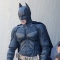 Sosok Christian Bale mengenakan kostum Batman