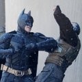 Batman berhasil menumbangkan Bane dengan sikunya