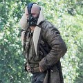 Bane berdiri di atas mobil lapis baja