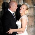 Mike Tindall (kiri) dan Zara Philips tertawa bahagia usai mengikuti prosesi pemberkatan nikah