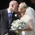 Mike Tindall (kiri) dan Zara Philips berciuman usai mengikuti prosesi pemberkatan nikah