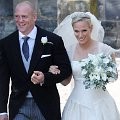 Mike Tindall (kiri) dan Zara Philips bergandengan tangan usai mengikuti prosesi pemberkatan nikah