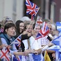 Warga berkerumum dan melambaikan bendera menyambut pernikahan Zara Phillips dan Mike Tindall