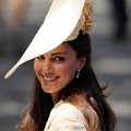Kate Middleton menoleh saat akan melangkah masuk Gereja Canongate Kirk, Edinburgh, Skotlandia