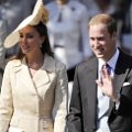 Pangeran William dan Kate Middleton menyapa kerumunan warga saat tiba di Gereja Canongate Kirk