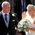 Pengantin baru Zara Phillips dan Mike Tindall tersenyum bahagia