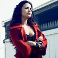 Demi Lovato dengan mantel Just Cavalli dan gaun Zac Posen di majalah Elle