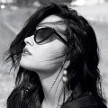 Demi Lovato dengan gaun Alexander Wang di majalah Elle
