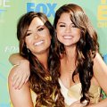 Demi Lovato dan Selena Gomez di Red Carpet Teen Choice Awards 2011