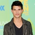 Taylor Lautner di Red Carpet Teen Choice Awards 2011