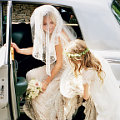 Kate Moss keluar dari mobil pengantar untuk pengantin