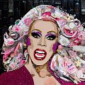 Potret RuPaul dari bahan ponsel, produk kecantikan dan lainnya