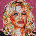 Courtney Love dari bahan pil warna-warni
