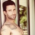 Adam Levine dengan jeans A.P.C. Black dan ikat pinggang karya Ann Demeulemeester di majalah Out