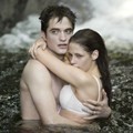 Bella dan Edward asyik merasakan sejuknya sungai di Brazil