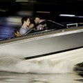 Bella dan Edward menikmati kebersamaan dengan mengendarai speedboat