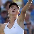 Maria Sharapova mengambil ancang-ancang untuk memulai servis