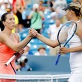 Maria Sharapova dan Jelena Jankovic berjabat tangan usai pertandingan