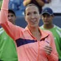 Jelena Jankovic mengangkat trofi runner-up Cincinnati Open 2011