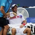 Novak Djakovic mendapat perawatan dari medis pada lengannya kanannya yang cedera