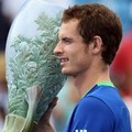 Andy Murray tersenyum memperlihatkan trofi juaranya