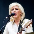 Ellie Goulding menyanyi di acara musik V Festival 2011