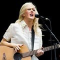 Ellie Goulding menyanyi di acara musik V Festival 2011