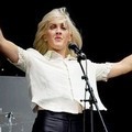 Aksi Ellie Goulding di acara musik V Festival 2011
