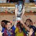 David Villa (kiri) dan Seydou Keita (kanan) memegang tropi Piala Super Eropa