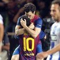 Pemain tengah Cesc Fabregas ekpresikan kegembiraan pada Lionel Messi