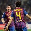 Cesc Fabregas dan Lionel Messi rayakan kesuksesan mencetak gol kedua