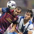 Pemain belakang Barcelona Javier Mascherano hadapi striker Porto Pinheiro Kleber  (kanan)