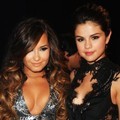 Demi Lovato reuni dengan Selena Gomez di Black Carpet MTV VMas 2011