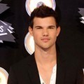 Taylor Lautner di Black Carpet MTV VMAs 2011