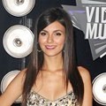 Victoria Justice di Black Carpet MTV VMAs 2011