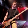 Jeremy Davis tunjukkan aksinya membetot bass