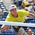 John Isner berusaha mengembalikan bola dari Andy Murray