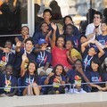 Ibu negara AS, Michelle Obama, dan putrinya Sacha menonton laga antara John Isner vs Andy Murray
