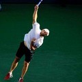 Andy Roddick melakukan servis saat menghadapi Rafael Nadal