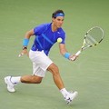 Rafael Nadal mengembalikan bola dari Andy Roddick