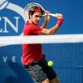 Roger Federer melakukan backhand untuk mengembalikan bola dari Novak Djokovic di babak semifinal